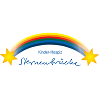 Logo mit zwei gelben Sternen, die durch einen Regenbogenbogen verbunden sind, über dem Text Stiftung Kinder-Hospiz Sternenbrücke auf weißem Hintergrund. - Bestattungsunternehmen in Winsen, Harburg und in der Elbmarsch.