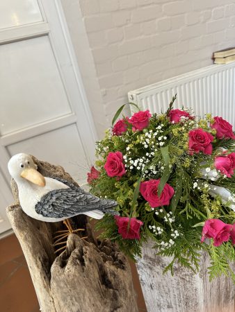 Möwe und Blumengesteck